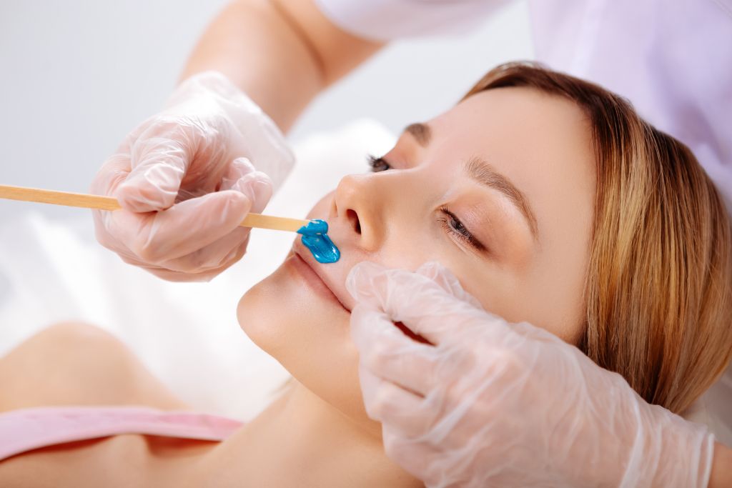 Gesichts Waxing in Karlsruhe für präzise Entfernung feiner Härchen